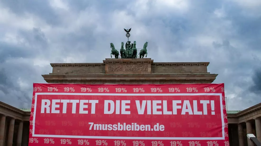 Initiative Vereint für die Gastro kämpft für Erhalt von 7 Prozent Mehrwertsteuer in der Gastronomie / Aufmerksamkeitsstarke Aktion vor dem Brandenburger Tor - Bild: presseportal.de