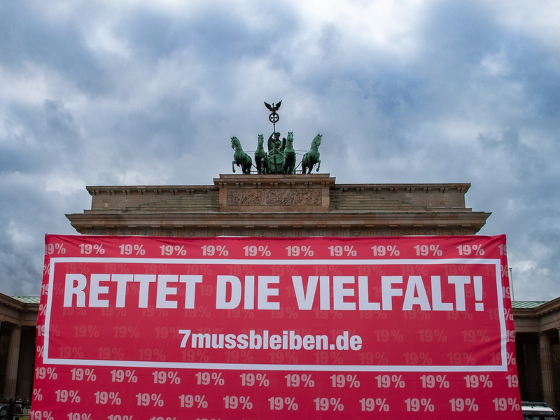 Initiative Vereint für die Gastro kämpft für Erhalt von 7 Prozent Mehrwertsteuer in der Gastronomie / Aufmerksamkeitsstarke Aktion vor dem Brandenburger Tor - Foto: presseportal.de