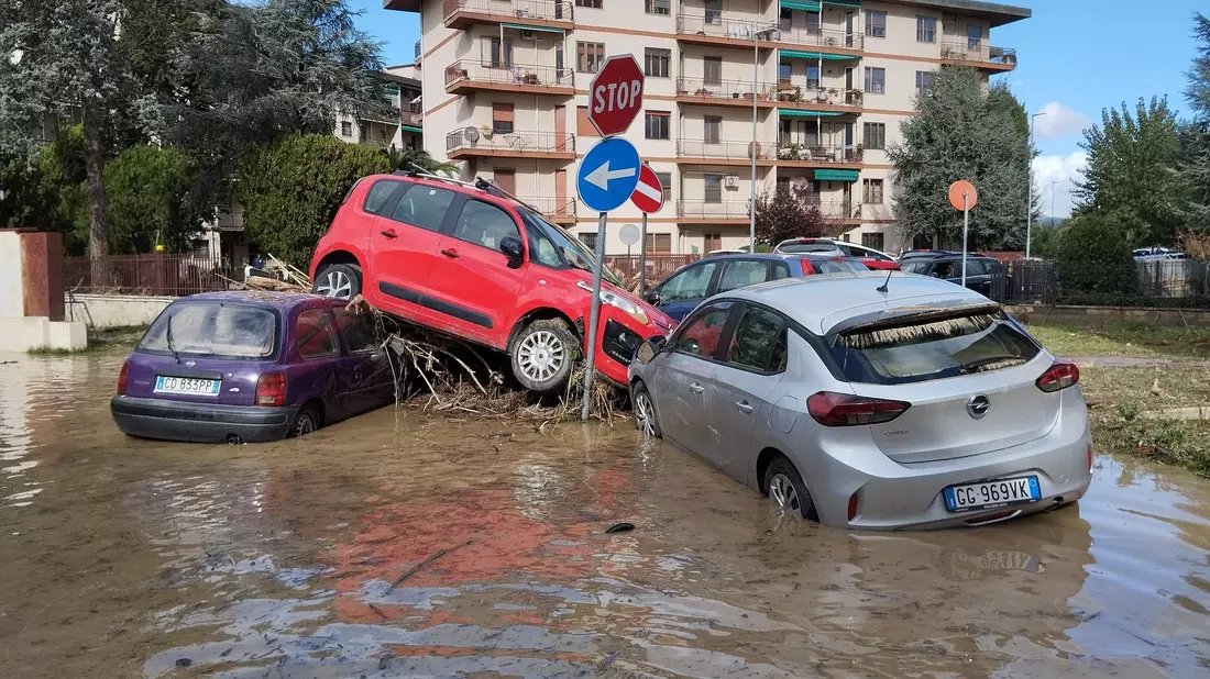 Von den Wassermassen eines Unwetters übereinandergetürmt liegen Autos in den immer noch überfluteten Straßen in Campi Bisenzio. - Bild: Adriano Conte/LaPresse via ZUMA Press/dpa