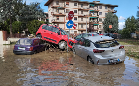 Von den Wassermassen eines Unwetters übereinandergetürmt liegen Autos in den immer noch überfluteten Straßen in Campi Bisenzio. - Foto: Adriano Conte/LaPresse via ZUMA Press/dpa