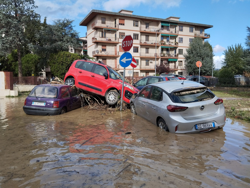 Von den Wassermassen eines Unwetters übereinandergetürmt liegen Autos in den immer noch überfluteten Straßen in Campi Bisenzio. - Foto: Adriano Conte/LaPresse via ZUMA Press/dpa