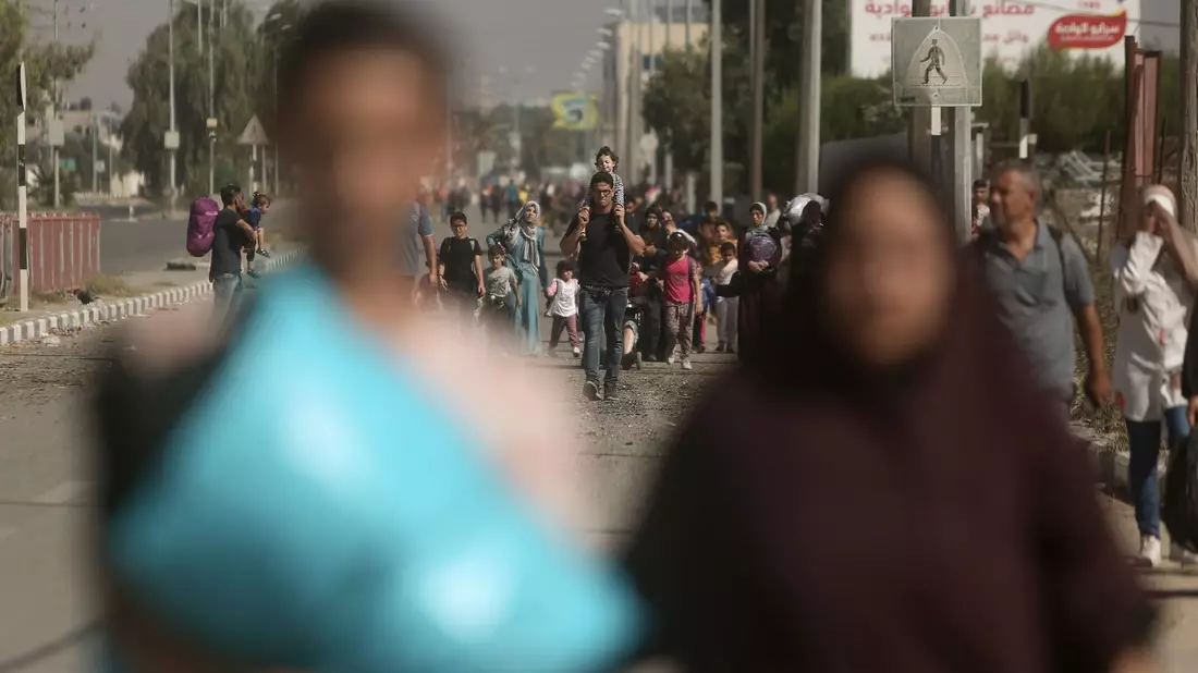 Palästinenser fliehen auf der Salah al-Din-Straße aus Gaza-Stadt in den südlichen Gazastreifen. - Bild: Mohammed Dahman/AP/dpa