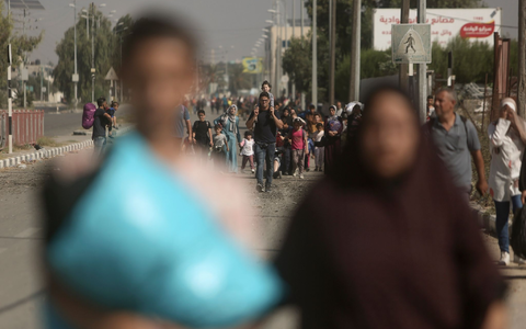 Palästinenser fliehen auf der Salah al-Din-Straße aus Gaza-Stadt in den südlichen Gazastreifen. - Foto: Mohammed Dahman/AP/dpa