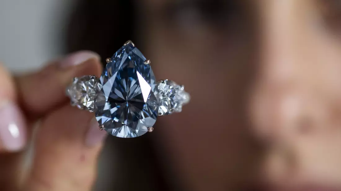 Der «Bleu Royal» ist ein seltener 17,61 Karat schwerer, lupenreiner Diamant. - Bild: Martial Trezzini/KEYSTONE/dpa