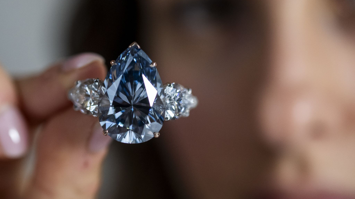 Der «Bleu Royal» ist ein seltener 17,61 Karat schwerer, lupenreiner Diamant. - Foto: Martial Trezzini/KEYSTONE/dpa