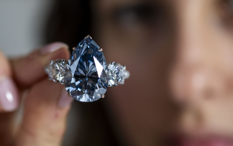 Der «Bleu Royal» ist ein seltener 17,61 Karat schwerer, lupenreiner Diamant. - Foto: Martial Trezzini/KEYSTONE/dpa Der «Bleu Royal» ist ein seltener 17,61 Karat schwerer, lupenreiner Diamant. - Foto: Martial Trezzini/KEYSTONE/dpa