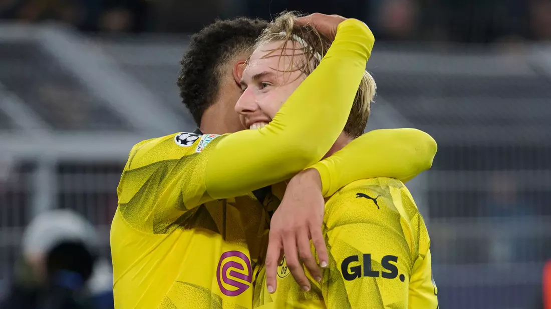 Julian Brandt (r) lässt sich nach seinem Tor zum 2:0 von Felix Nmecha feiern. - Bild: Bernd Thissen/dpa