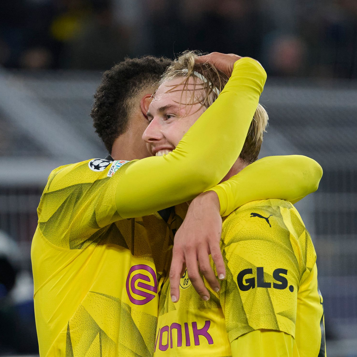 Georges Mikautadze (r) erhöhte vom Punkt aus auf 2:0. - Foto: Bernd Thissen/dpa