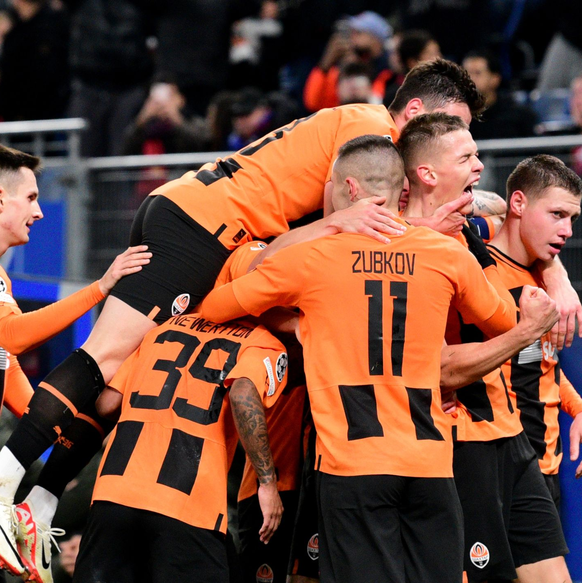 Überraschend setzte sich Donezk im Hamburger Volksparkstadion gegen den FC Barcelona durch. - Foto: Daniel Bockwoldt/dpa