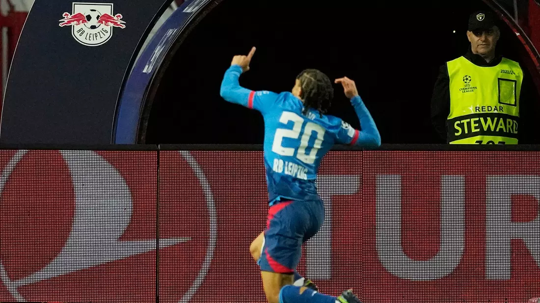 RB-Profi Xavi Simons bejubelt seinen Führungstreffer. - Bild: Darko Vojinovic/AP/dpa