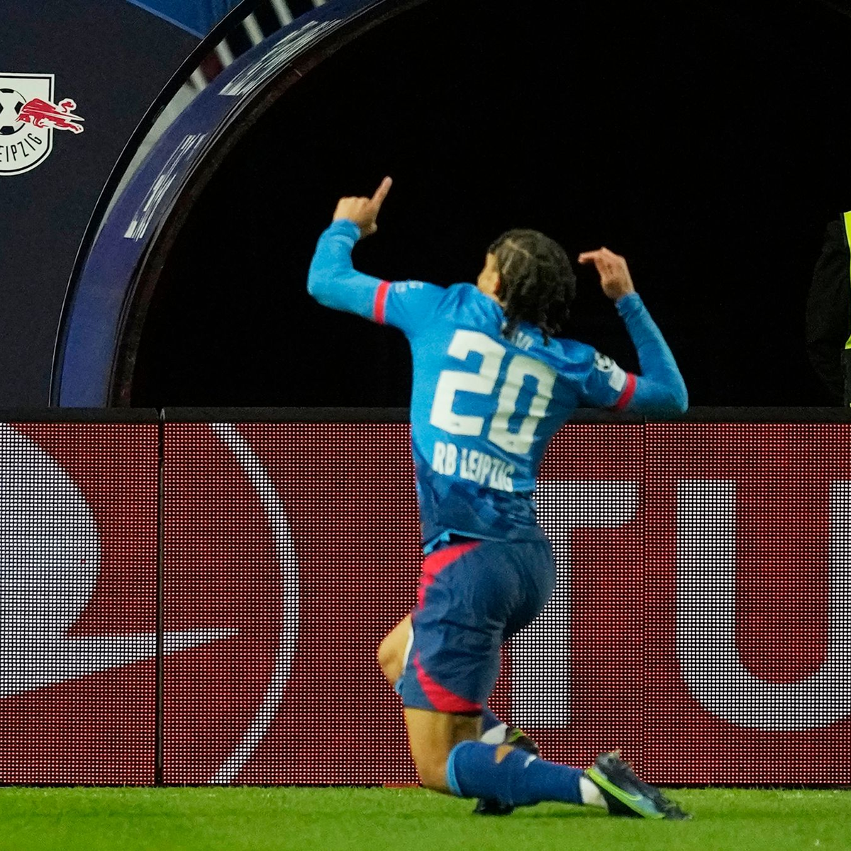 RB-Profi Xavi Simons bejubelt seinen Führungstreffer. - Foto: Darko Vojinovic/AP/dpa