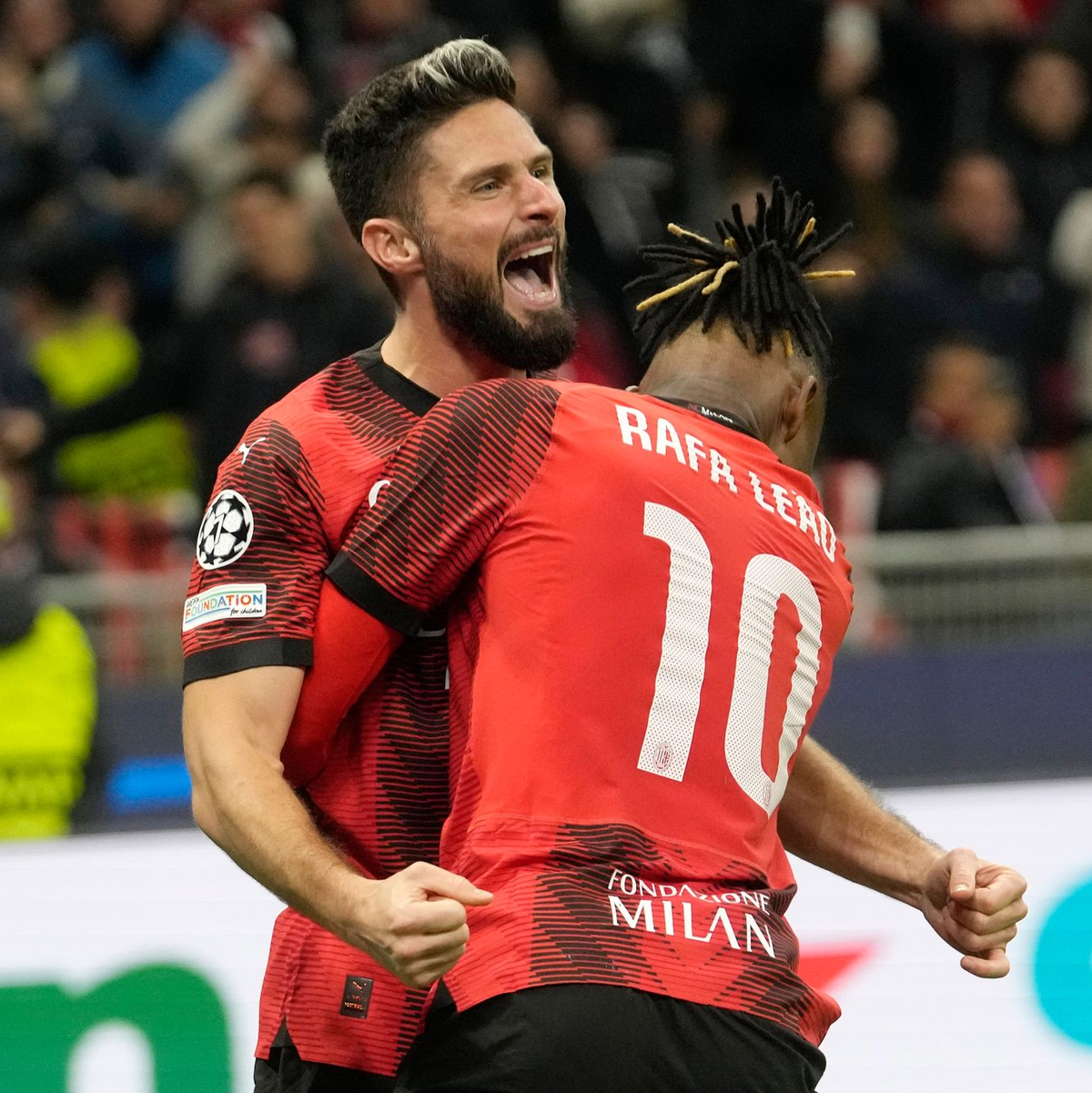 Der AC Mailand um Olivier Giroud (l) setzte sich gegen PSG durch. - Foto: Luca Bruno/AP