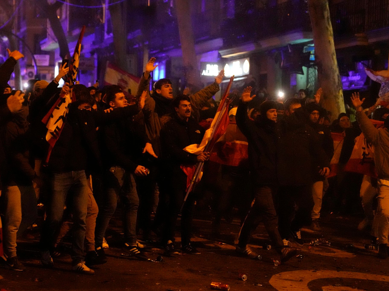 Im spanischen Madrid kam es erneut zu Protesten. - Foto: Paul White/AP