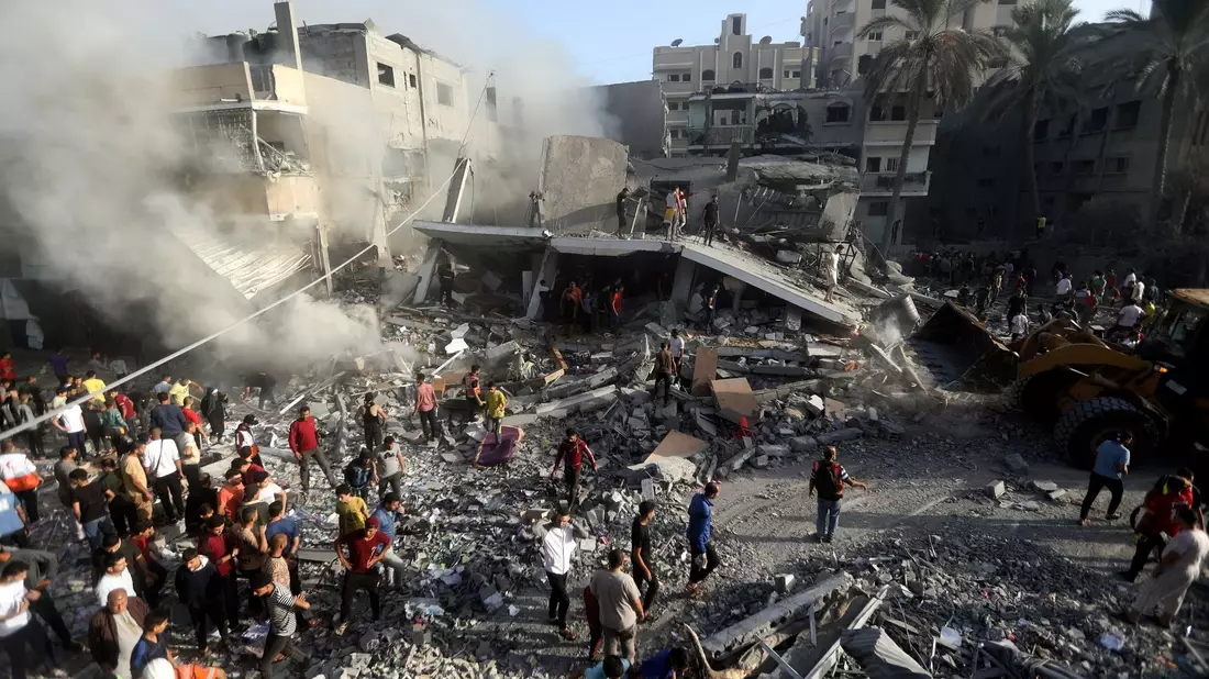Palästinenser suchen nach Überlebenden nach einem israelischen Luftangriff im südlichen Gazastreifen. - Bild: Mohammed Dahman/AP
