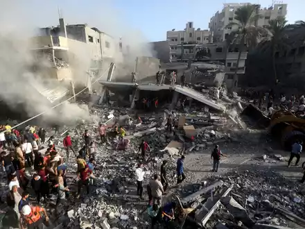 Palästinenser suchen nach Überlebenden nach einem israelischen Luftangriff im südlichen Gazastreifen. - Foto: Mohammed Dahman/AP