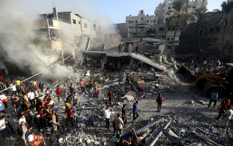 Palästinenser suchen nach Überlebenden nach einem israelischen Luftangriff im südlichen Gazastreifen. - Foto: Mohammed Dahman/AP