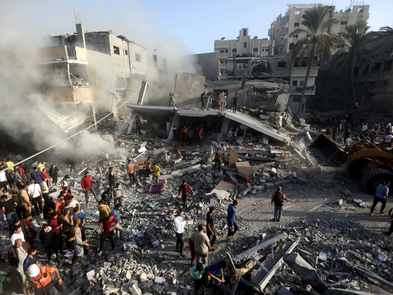 Palästinenser suchen nach Überlebenden nach einem israelischen Luftangriff im südlichen Gazastreifen. - Foto: Mohammed Dahman/AP