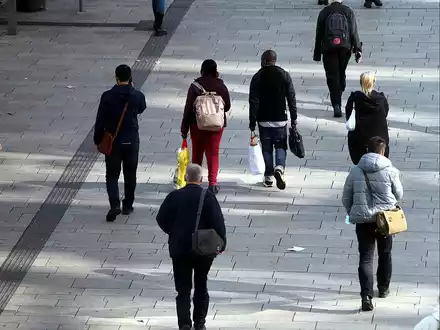Menschen in einer Fußgängerzone (Archiv) - Foto: über dts Nachrichtenagentur