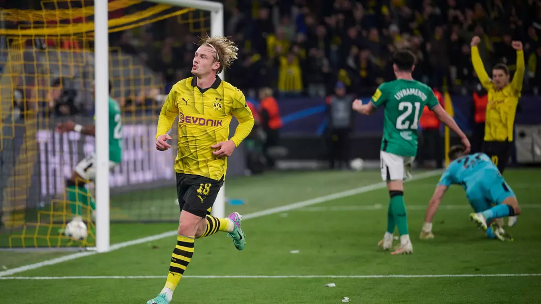 Dortmunds Julian Brandt jubelt über sein Tor. - Bild: Bernd Thissen/dpa