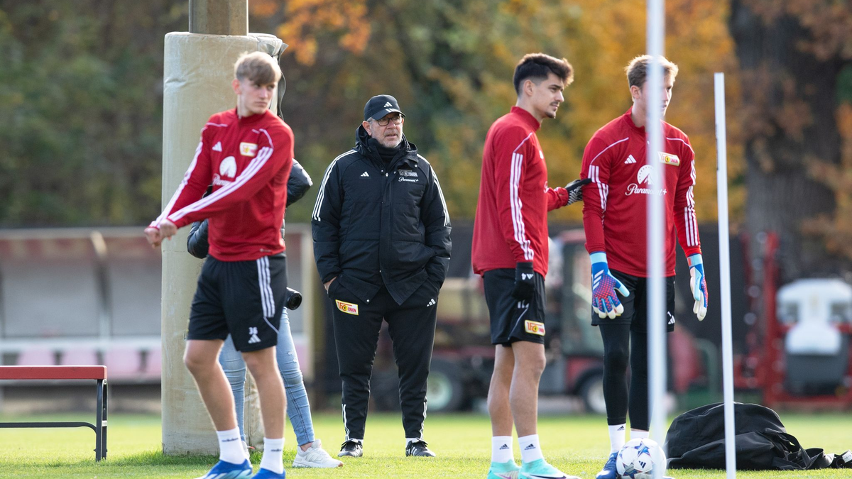 Unions Trainer Urs Fischer (2.v.l) wünscht sich, dass sein Team die Partien auch genießt. - Foto: Sebastian Räppold/Matthias Koch/dpa