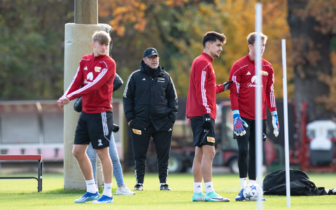 Unions Trainer Urs Fischer (2.v.l) wünscht sich, dass sein Team die Partien auch genießt. - Foto: Sebastian Räppold/Matthias Koch/dpa