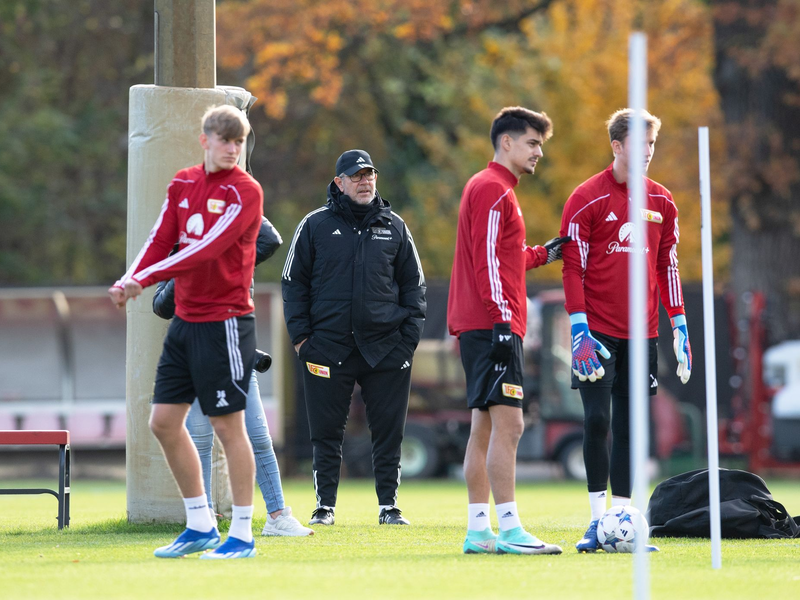Unions Trainer Urs Fischer (2.v.l) wünscht sich, dass sein Team die Partien auch genießt. - Foto: Sebastian Räppold/Matthias Koch/dpa