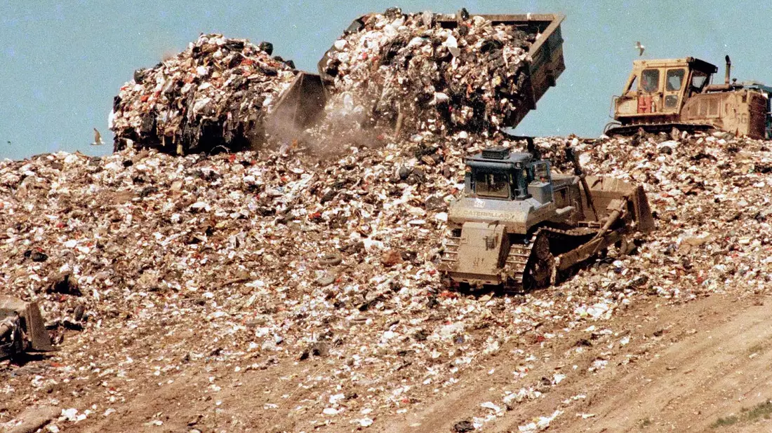 So sah es lange Jahre aus auf der «Freshkills»-Deponie im Stadtteil Staten Island: Müllberge, teilweise höher als die Freiheitsstatue (Archivbild von 1989). - Bild: David Cantor/AP/dpa
