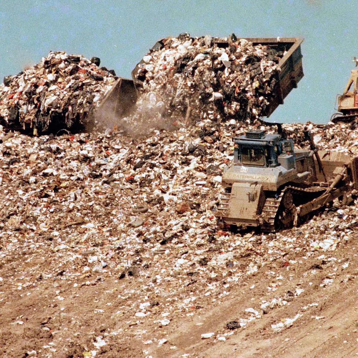 So sah es lange Jahre aus auf der «Freshkills»-Deponie im Stadtteil Staten Island: Müllberge, teilweise höher als die Freiheitsstatue (Archivbild von 1989). - Foto: David Cantor/AP/dpa