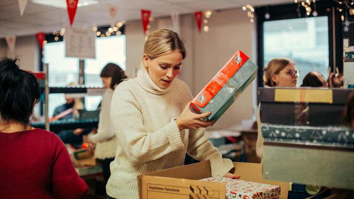 Hunderte Freiwillige packen Geschenke für bedürftige Kinder / Weihnachtswerkstatt startet am 16.11. mit Eröffnungsparty - Foto: presseportal.de