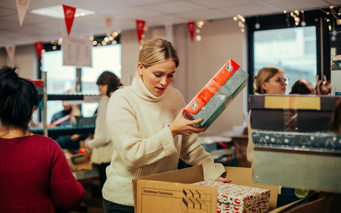 Hunderte Freiwillige packen Geschenke für bedürftige Kinder / Weihnachtswerkstatt startet am 16.11. mit Eröffnungsparty - Foto: presseportal.de
