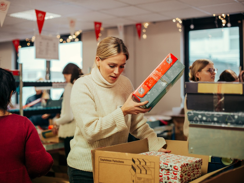 Hunderte Freiwillige packen Geschenke für bedürftige Kinder / Weihnachtswerkstatt startet am 16.11. mit Eröffnungsparty - Foto: presseportal.de