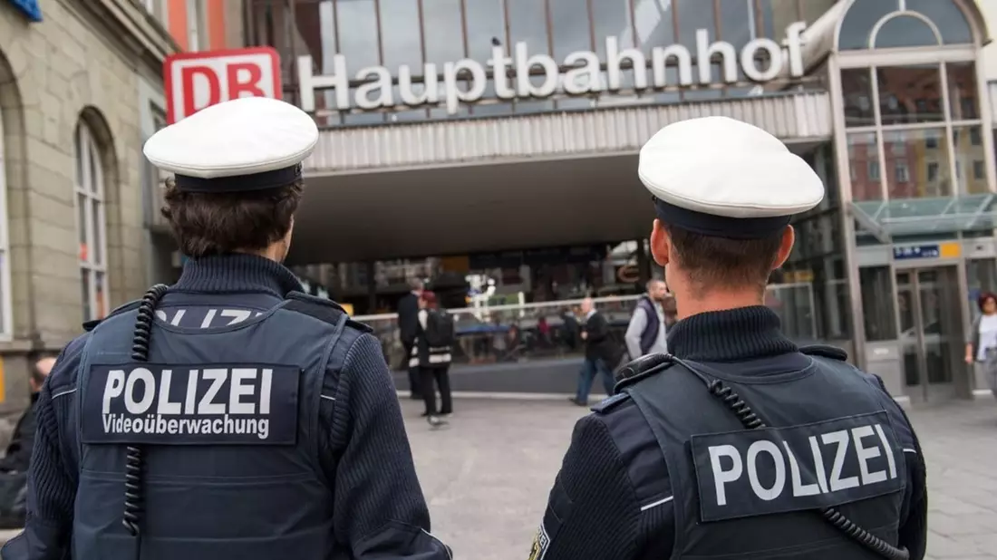 Bundespolizeidirektion München: Bei Flaschenangriff selbst verletzt / 25-Jähriger erleidet Schnittverletzungen an der Hand - Bild: presseportal.de