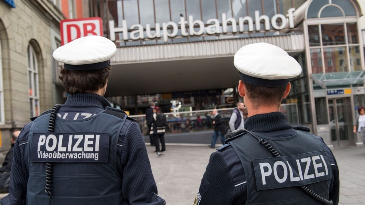 Bundespolizeidirektion München: Bei Flaschenangriff selbst verletzt / 25-Jähriger erleidet Schnittverletzungen an der Hand - Foto: presseportal.de
