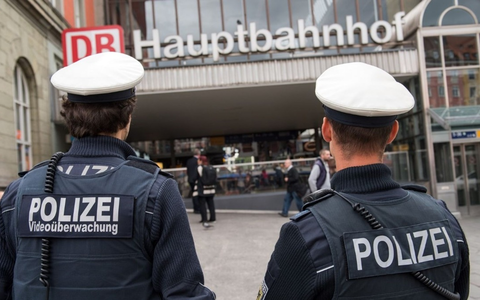Bundespolizeidirektion München: Bei Flaschenangriff selbst verletzt / 25-Jähriger erleidet Schnittverletzungen an der Hand - Foto: presseportal.de