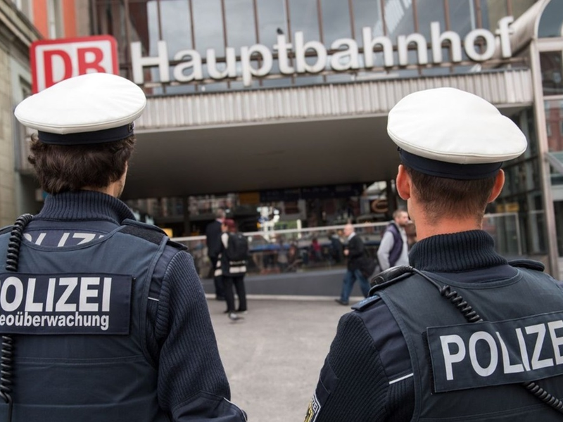 Bundespolizeidirektion München: Bei Flaschenangriff selbst verletzt / 25-Jähriger erleidet Schnittverletzungen an der Hand - Foto: presseportal.de