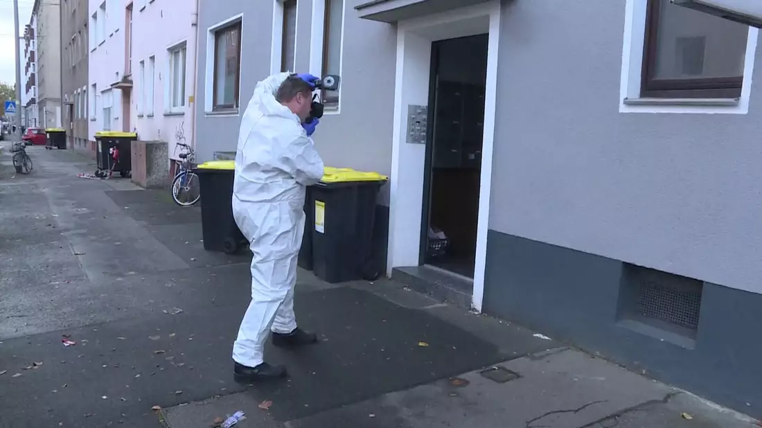 Beamte der Spurensicherung arbeiten vor einem Haus in Hannover. Vor dem Mehrfamilienhaus im Stadtteil Vahrenwald ist eine schwer verletzte Frau zusammengebrochen und gestorben. - Bild: dpa