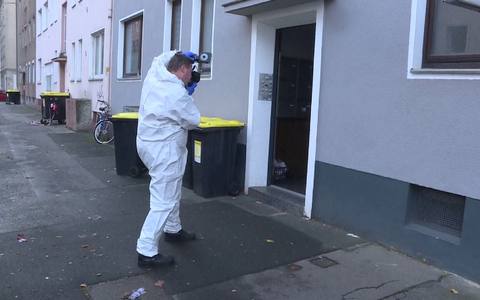 Beamte der Spurensicherung arbeiten vor einem Haus in Hannover. Vor dem Mehrfamilienhaus im Stadtteil Vahrenwald ist eine schwer verletzte Frau zusammengebrochen und gestorben. - Foto: dpa