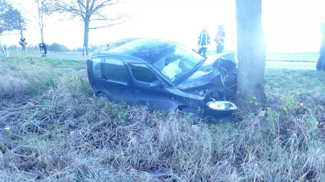 POL-CUX: Verkehrsunfall zwischen Bülkau und Oppeln - Fahrzeugführer schwer verletzt - Bild: presseportal.de