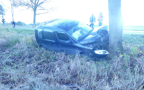 POL-CUX: Verkehrsunfall zwischen Bülkau und Oppeln - Fahrzeugführer schwer verletzt - Foto: presseportal.de