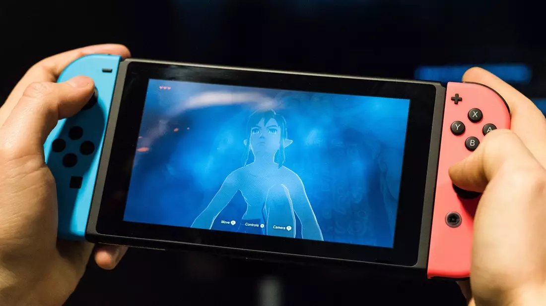 Ein Mann spielt auf der Nintendo Switch Konsole «The Legend of Zelda». - Bild: Christophe Gateau/dpa