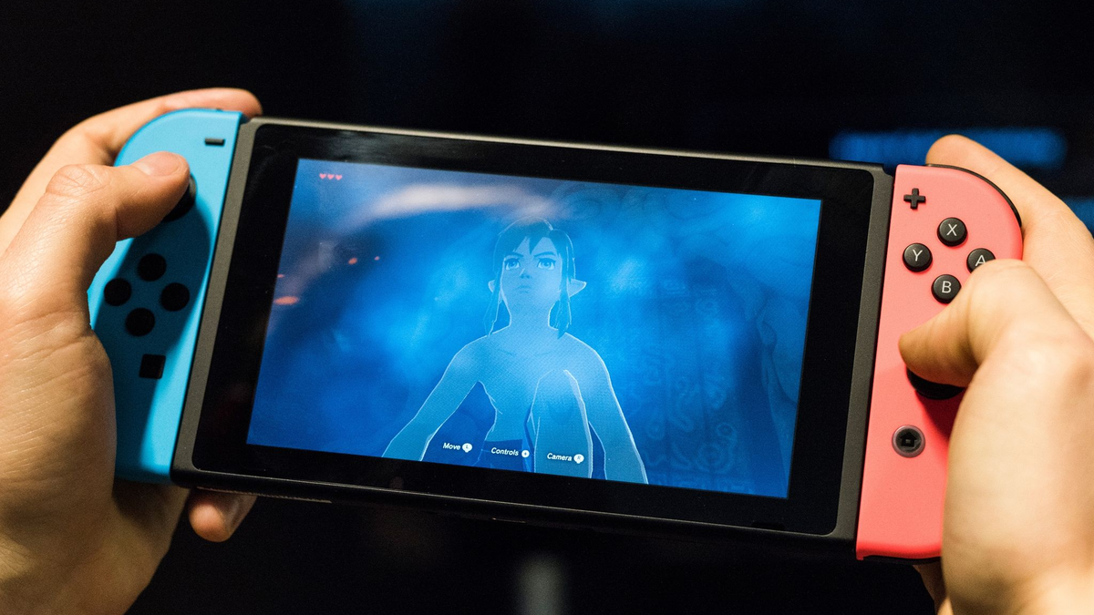 Ein Mann spielt auf der Nintendo Switch Konsole «The Legend of Zelda». - Foto: Christophe Gateau/dpa