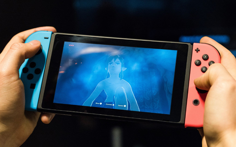 Ein Mann spielt auf der Nintendo Switch Konsole «The Legend of Zelda». - Foto: Christophe Gateau/dpa Ein Mann spielt auf der Nintendo Switch Konsole «The Legend of Zelda». - Foto: Christophe Gateau/dpa