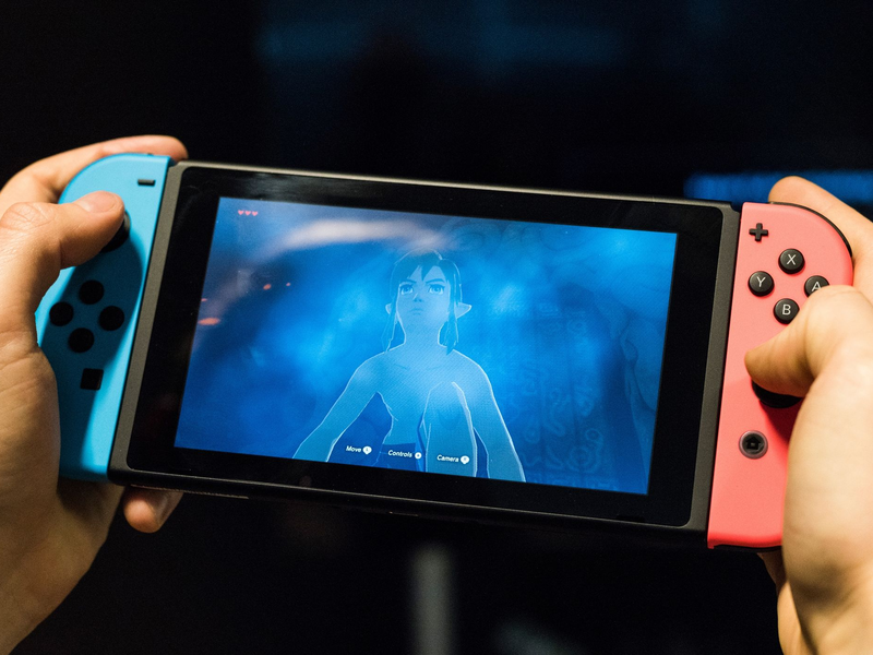 Ein Mann spielt auf der Nintendo Switch Konsole «The Legend of Zelda». - Foto: Christophe Gateau/dpa