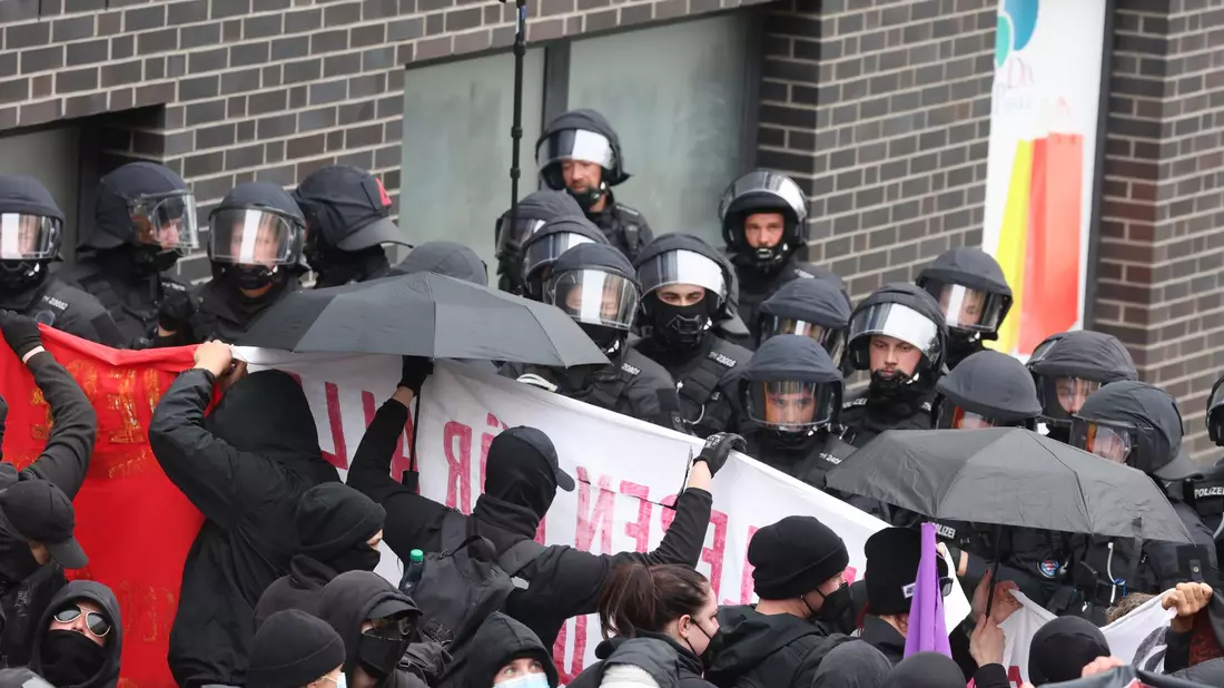 Polizisten stehen am 1. Mai 2023 in Gera Demonstrationsteilnehmern aus der linken Szene gegenüber. - Bild: Bodo Schackow/dpa