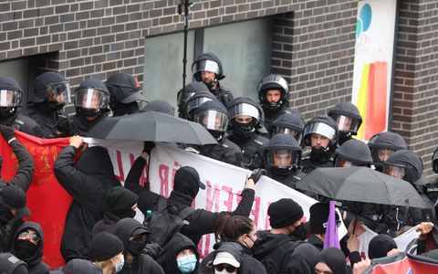 Polizisten stehen am 1. Mai 2023 in Gera Demonstrationsteilnehmern aus der linken Szene gegenüber. - Foto: Bodo Schackow/dpa