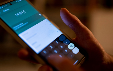 Verbraucherinnen und Verbraucher in der EU sollen künftig innerhalb der Staatengemeinschaft binnen Sekunden Eurobeträge ohne Mehrkosten überweisen können. - Foto: Monika Skolimowska/dpa