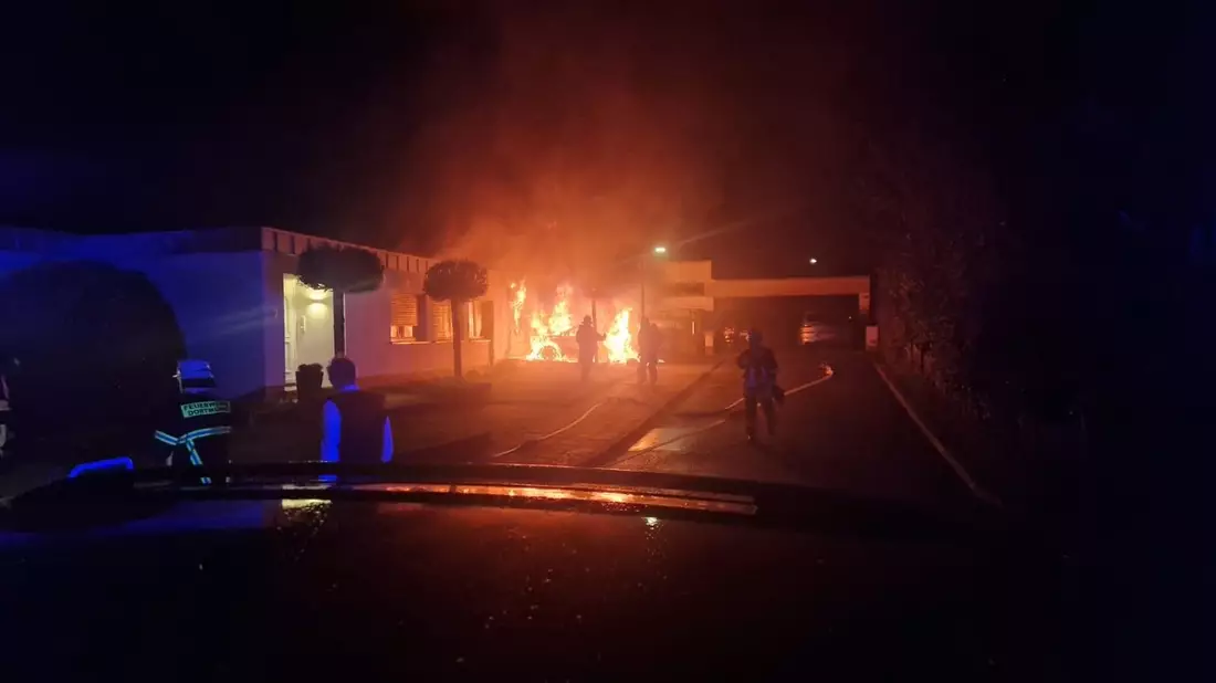 FW-DO: PKW in Vollbrand - Brandausbreitung auf Wohnhaus konnte verhindert werden - Bild: presseportal.de