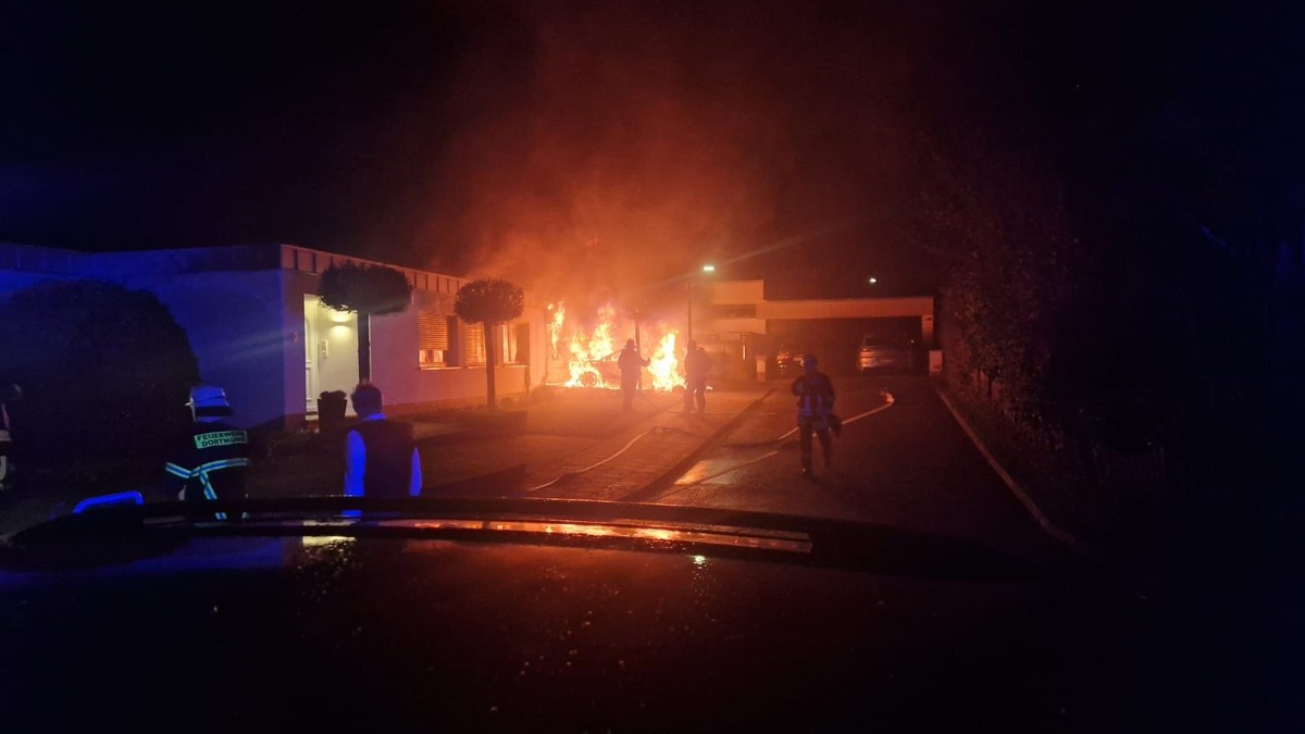 FW-DO: PKW in Vollbrand - Brandausbreitung auf Wohnhaus konnte verhindert werden - Foto: presseportal.de