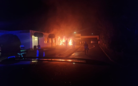FW-DO: PKW in Vollbrand - Brandausbreitung auf Wohnhaus konnte verhindert werden - Foto: presseportal.de