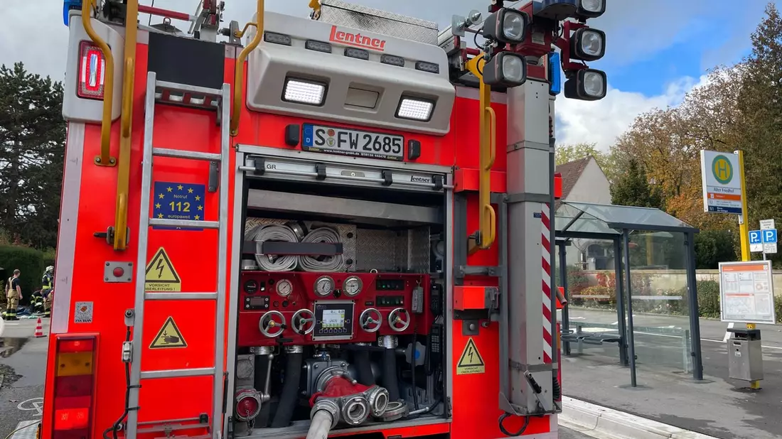 FW Stuttgart: Kellerbrand: Drei Personen über Drehleiter gerettet - Bild: presseportal.de